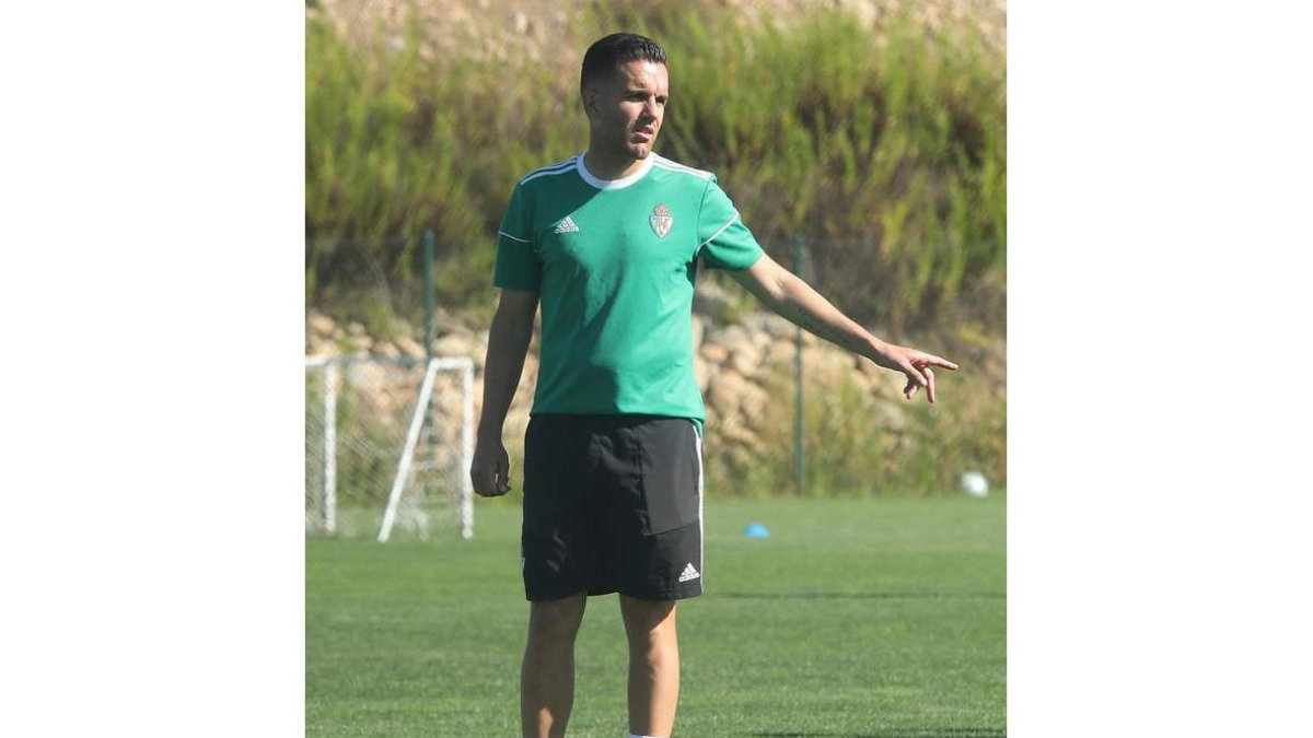 El segundo técnico de la Deportiva, Julio Álvarez, está presto para retomar los entrenamientos.