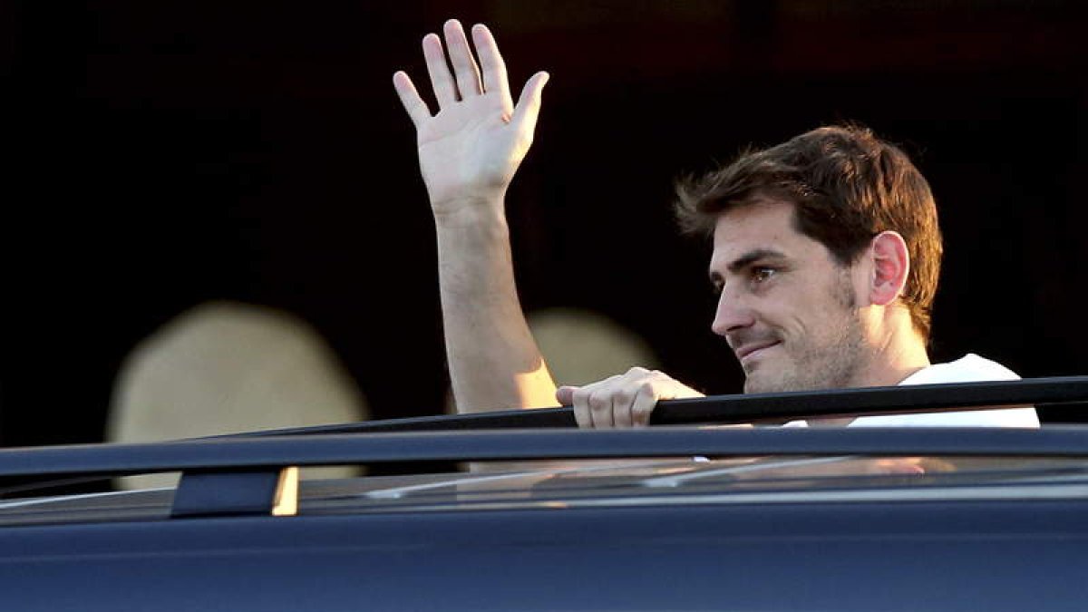 Casillas saluda a los aficionados del Oporto.