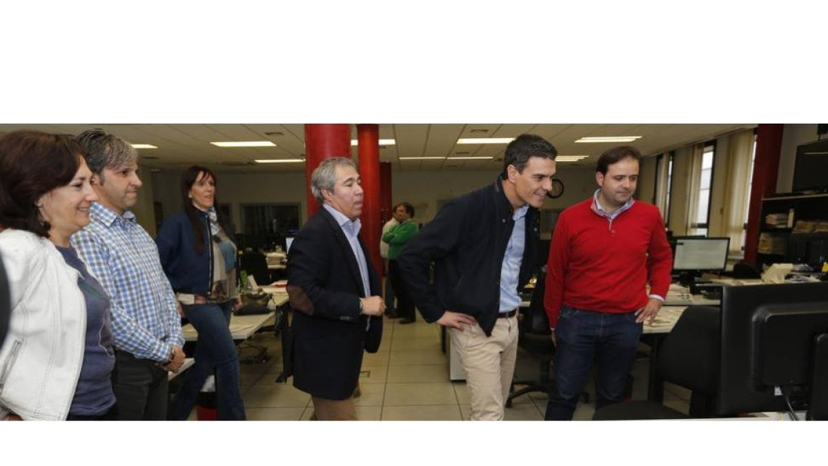 Pedro Sánchez, acompañado por el director del Diario de León, Joaquín S. Torné, en la redacción del periódico