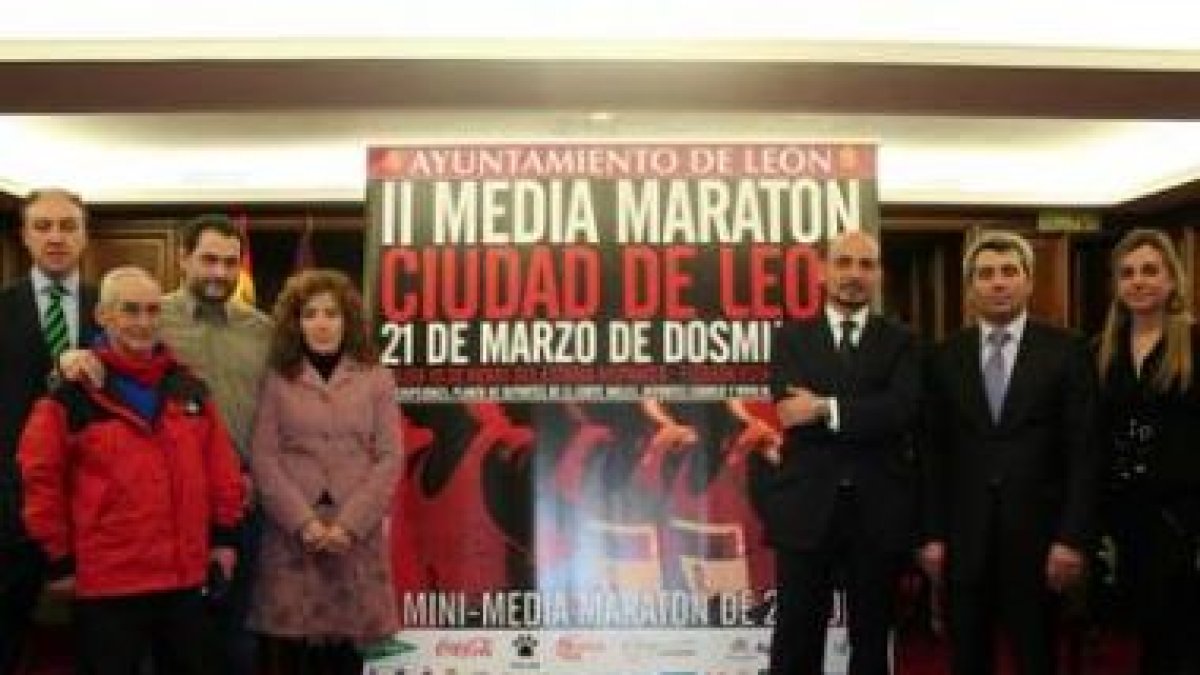La concejala Natalia Rodríguez Picallo junto a los organizadores de la II Media Maratón.
