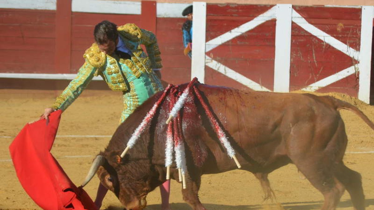 El diestro de Santa Cruz de Mudela, Emilio Huertas, da un derechazo al segundo de la tarde. MEDINA