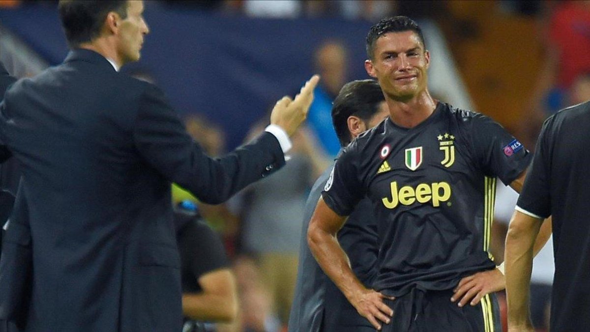 Cristiano Ronaldo muestra su desesperación ante la mirada de Massimo Allegri, técnico de la Juventus.