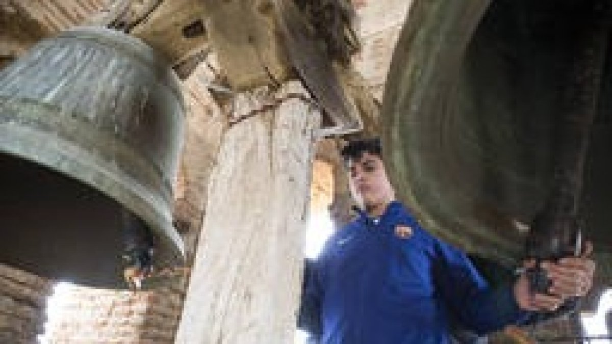 Un joven de Fresno de la Vega toca las campanas manualmente. FERNANDO OTERO