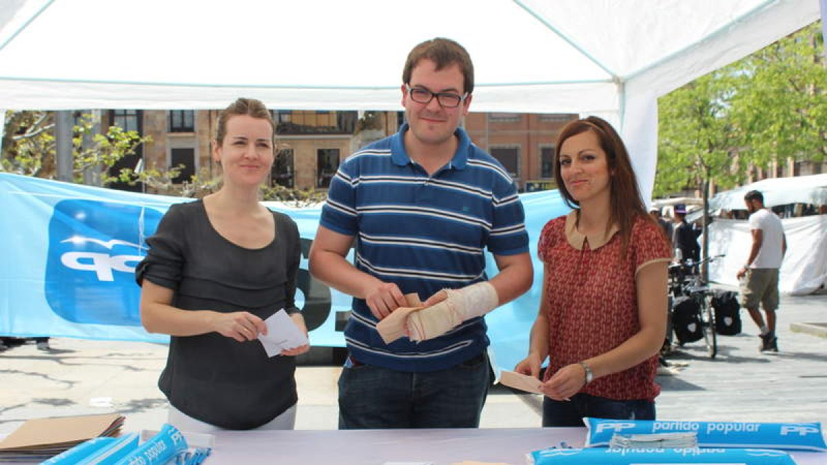 Alberto Leal, en el stand del PP en el mercado de Astorga, junto a otras compañeras.
