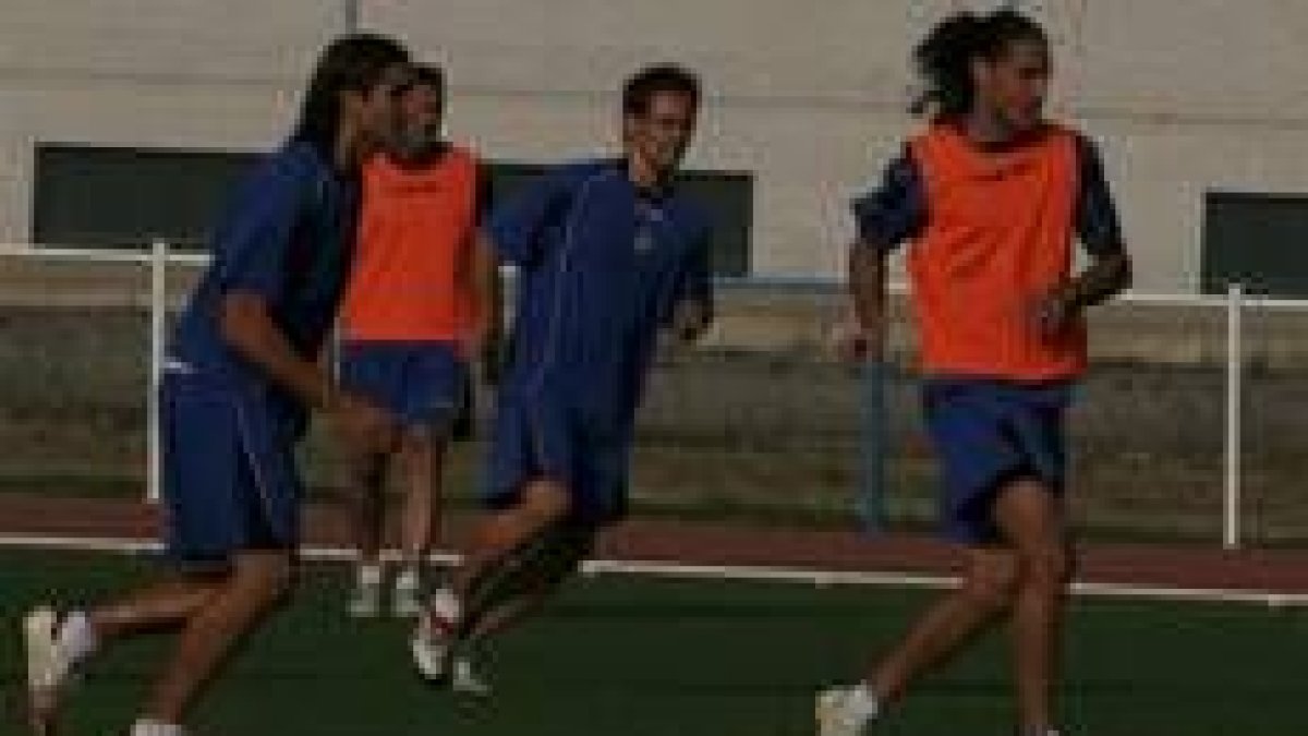Alcaide, en el centro de la imagen, en un entrenamiento de la presente temporada