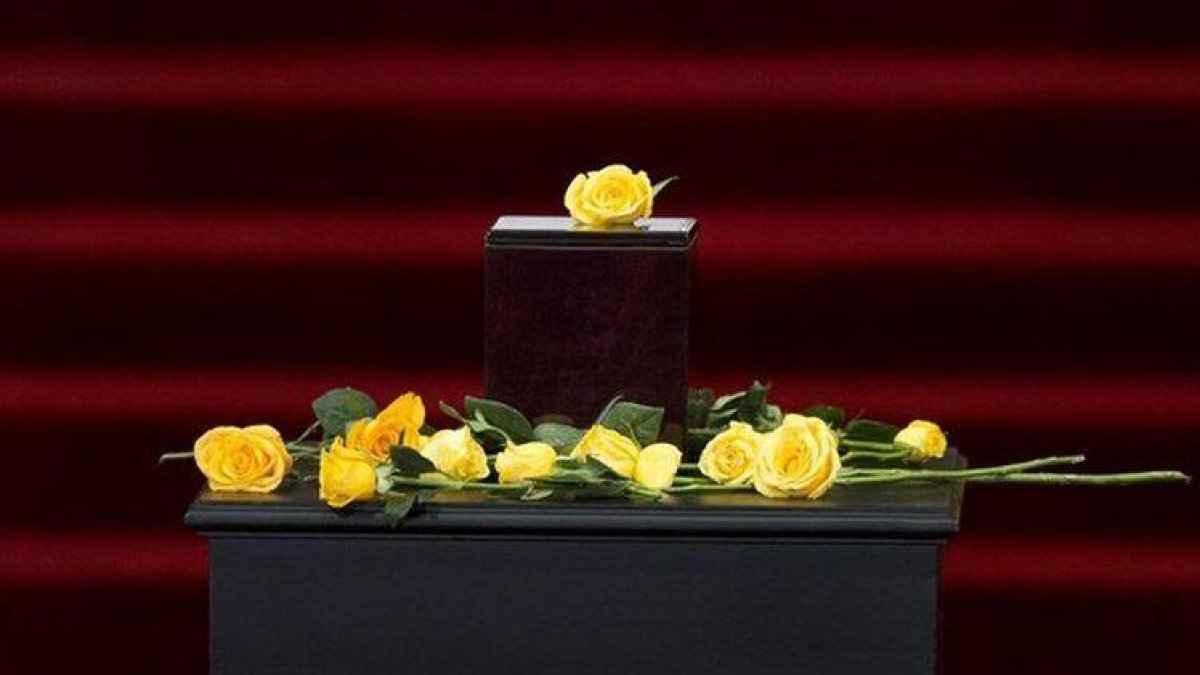 Las cenizas de Gabriel García Márquez junto a rosas amarillas durante el homenaje póstumo en México.
