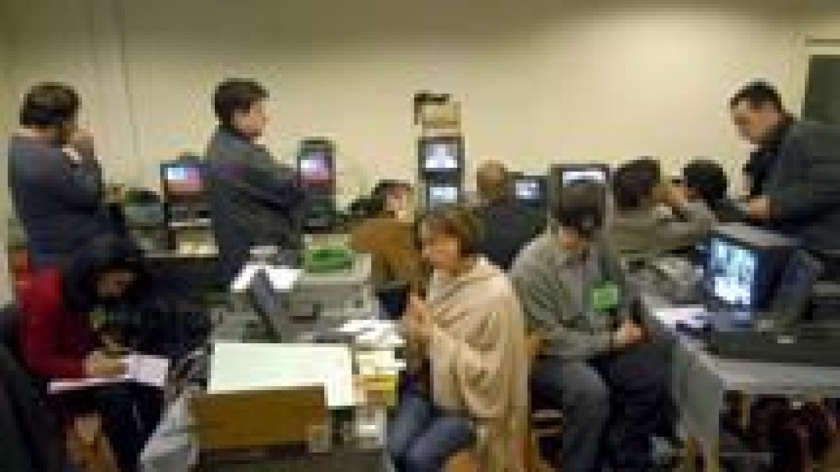 Un grupo de periodistas espera a que termine la sesión del juicio por el secuestro de Olot