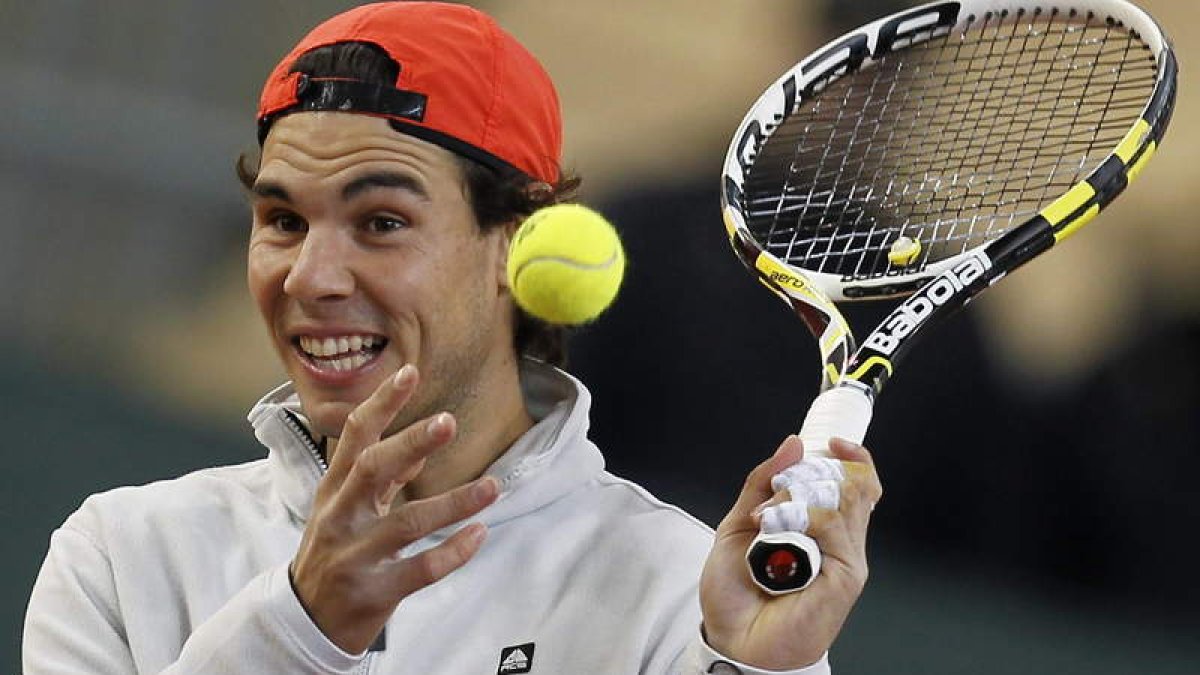 Rafael Nadal peloteó ayer con Verdasco en el estadio Olímpico de La Cartuja de Sevilla.