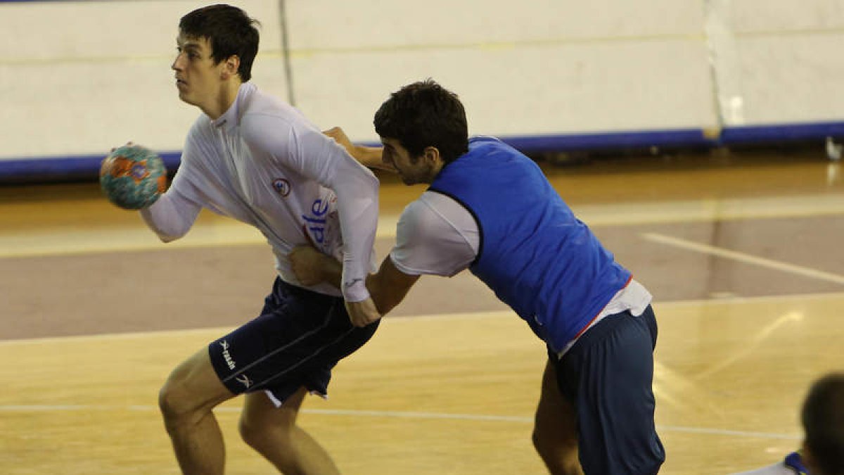 En apenas un mes los jugadores del Ademar deberán disputar nueve partidos.