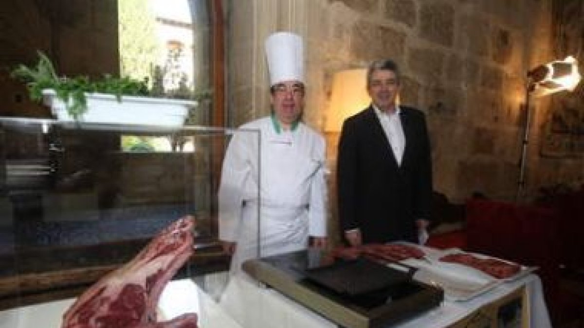 Miguel Martínez, presidente de Paradores (derecha) junto a los cocineros del Hostal de San Marcos.