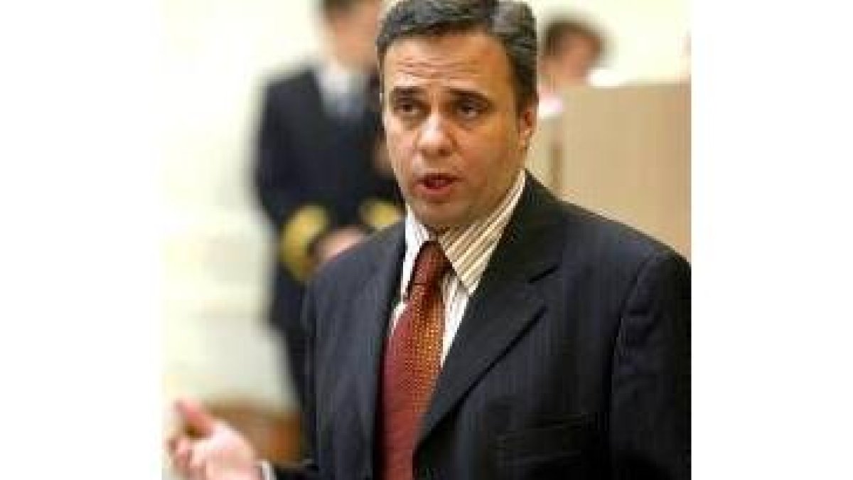 Joaquín Otero durante su intervención en el Pleno de las Cortes