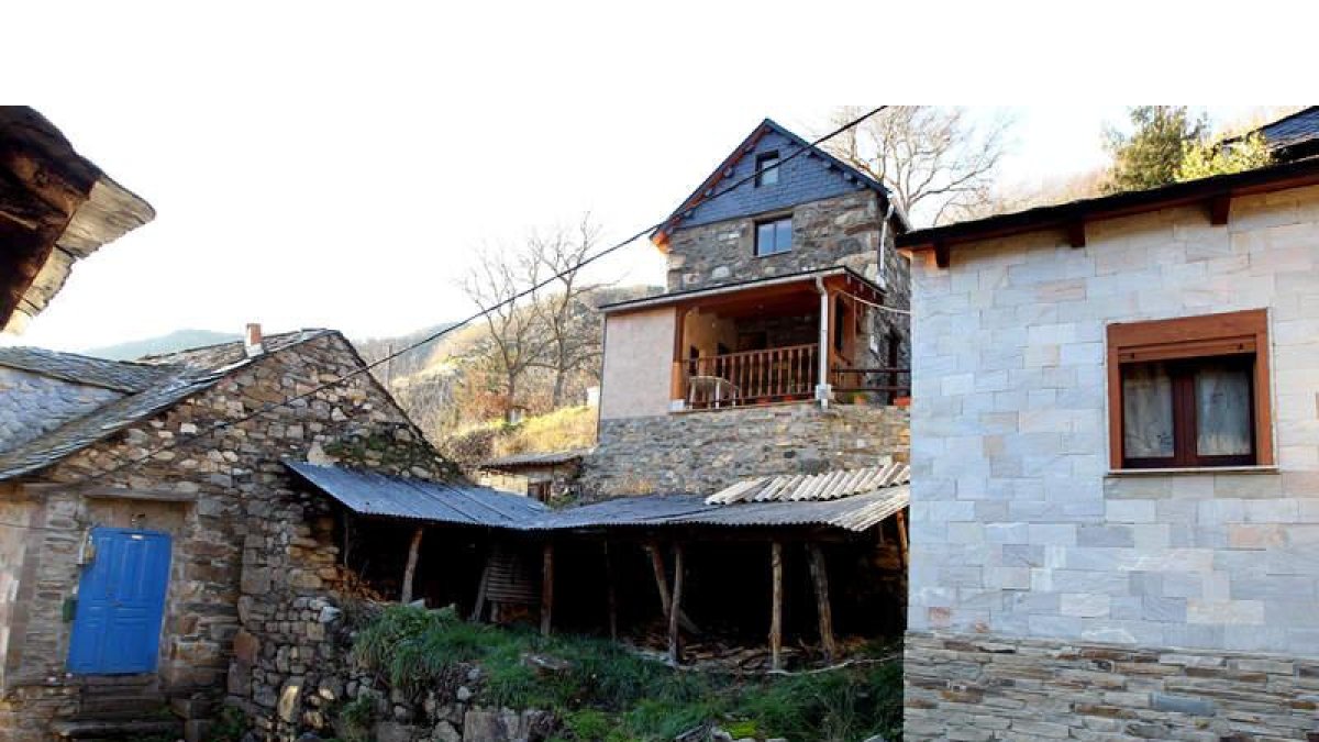Casa Rural restaurada. Aquí se aprecian contrastes.