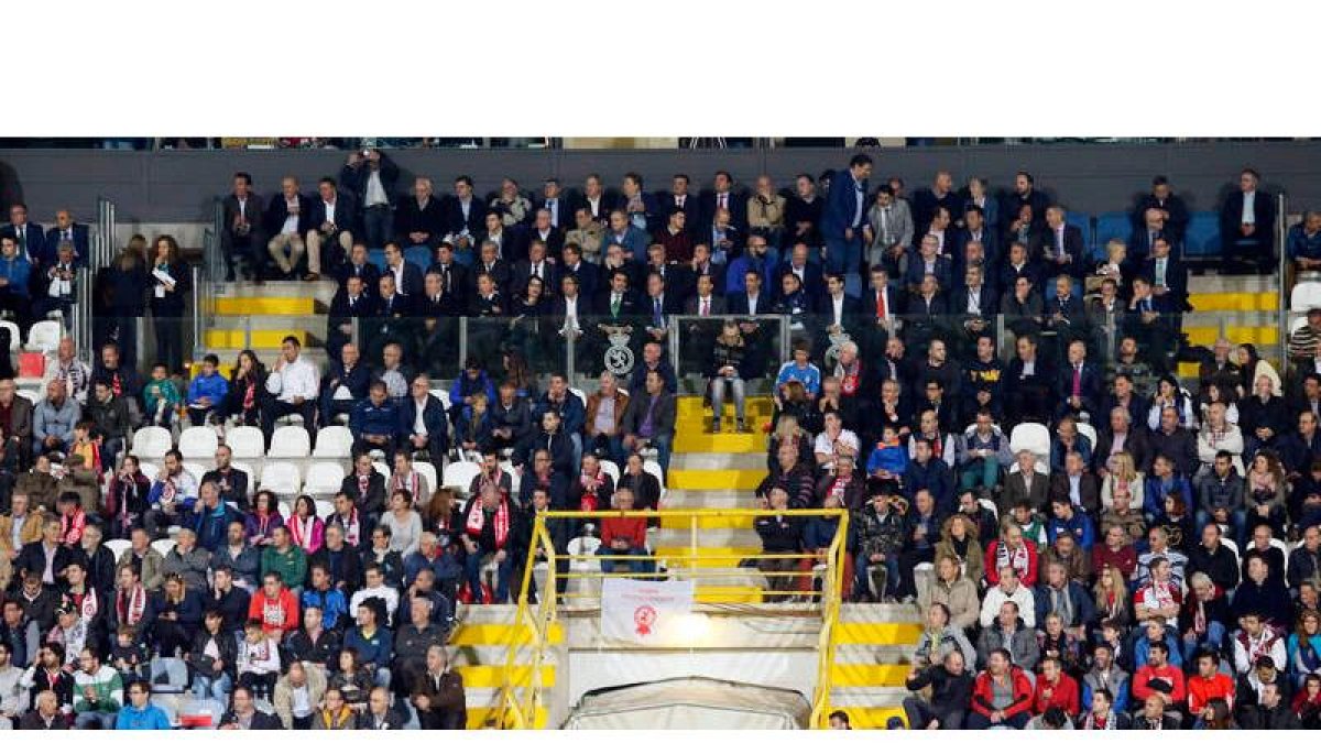 El palco del Reino de León mostraba ayer un aspecto magnífico. Nadie quiso perderse la eliminatoria copera entre la Cultural y el club más mediático el Real Madrid. RAMIRO/MARCIANO