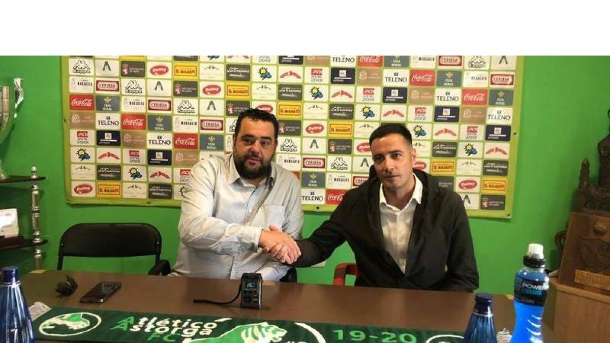 Lago, a la derecha junto al presidente del Atlético Astorga, en su presentación como técnico. DL