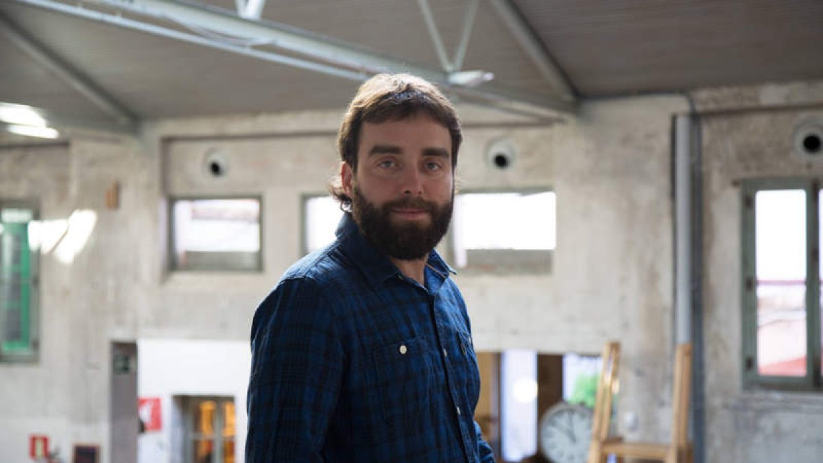 Javier Barros, fotografiado recientemente en Madrid, preparando su proyecto de Internet. Abajo, la portada de su web.