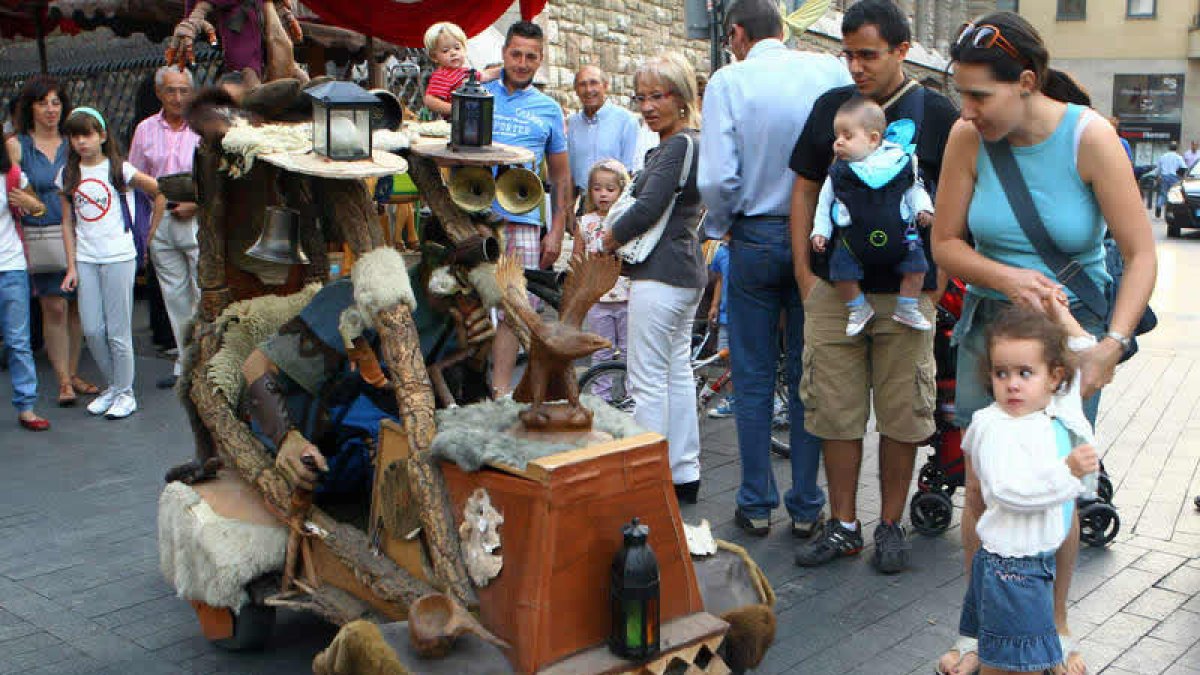 Grandes y pequeños, atraídos por los artefactos que recorren el merado medieval.