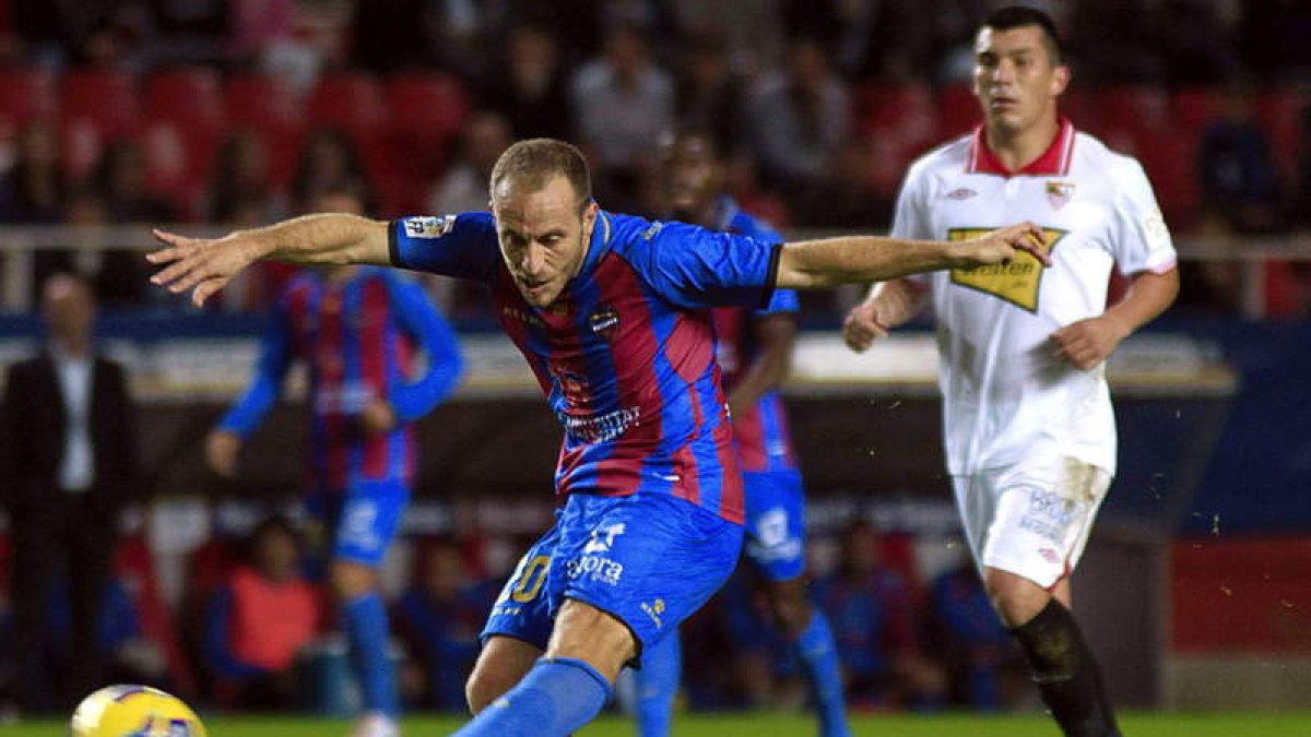 El centrocampista del Levante Juanlu Gómez lanza a portería ante la mirada de Gary Medel.