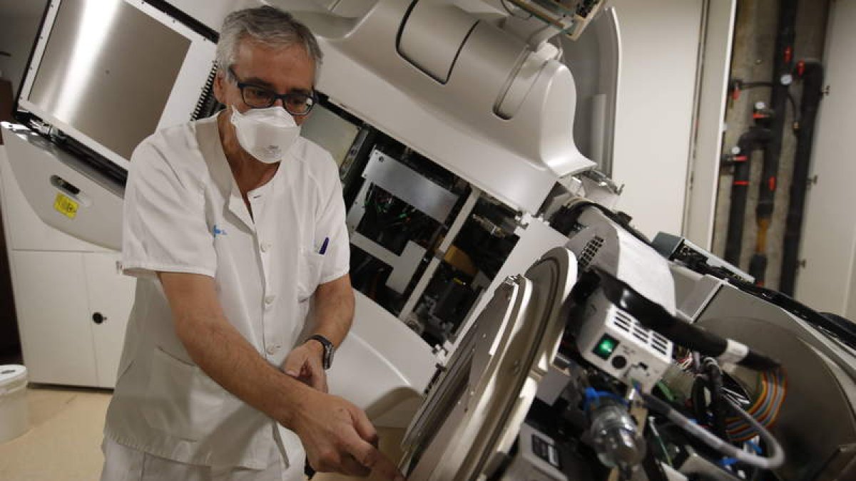 El jefe de Oncología Radioterápica muestra las microláminas. RAMIRO
