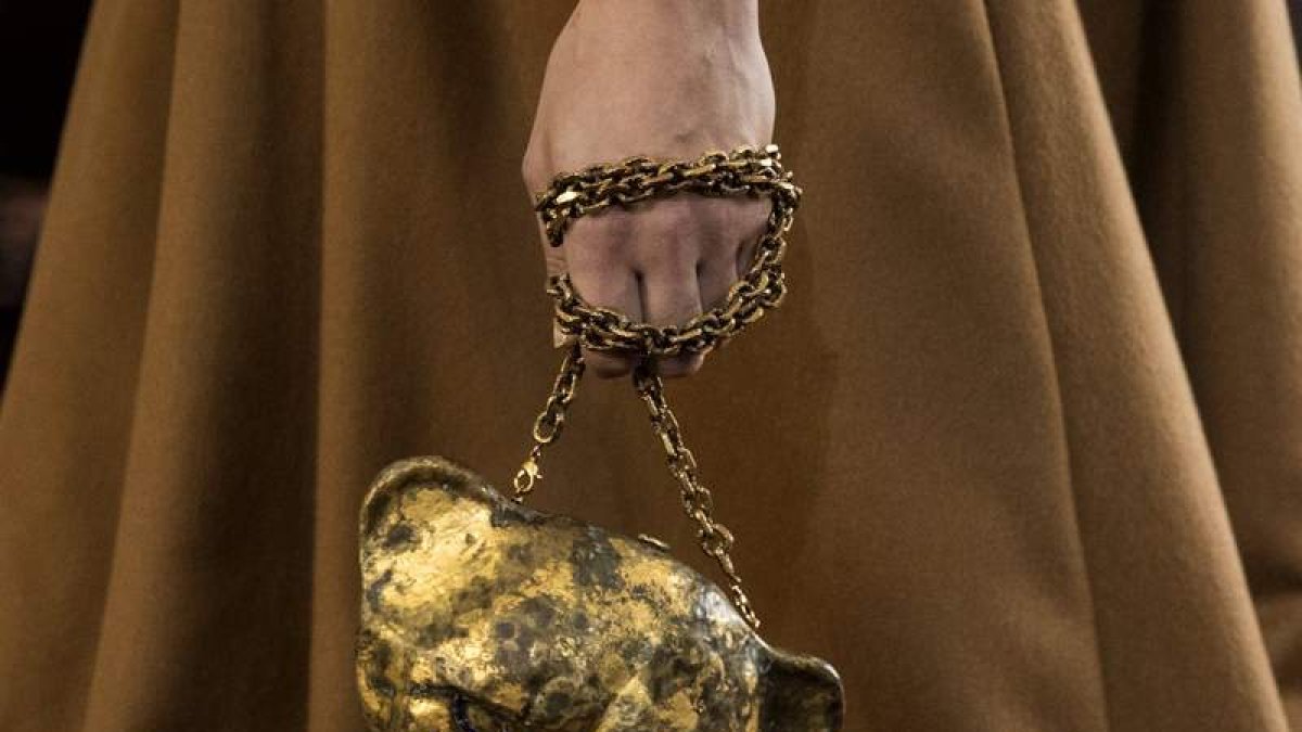 Detalle de uno de los diseños mostrados en la pasarela de París. ETIENNE LAURENT