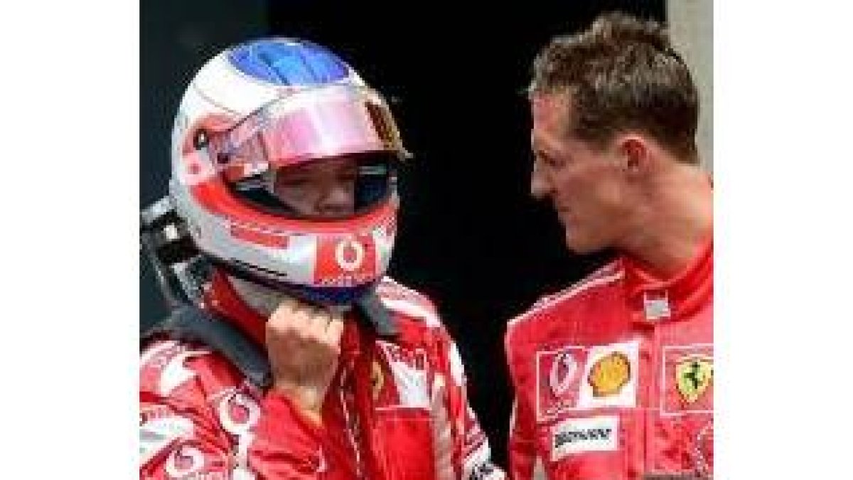 Schumacher conversa con Rubens Barrichello tras un entrenamiento