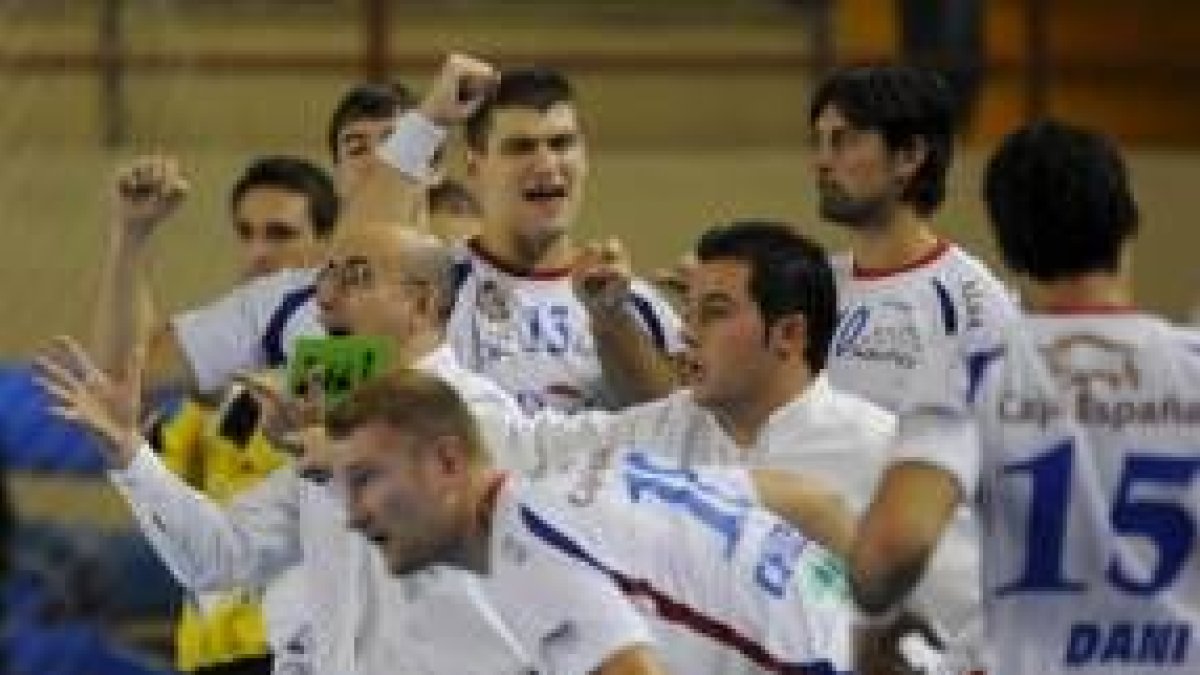 Ribera y sus jugadores celebran en el banquillo una de las acciones que rompió el partido