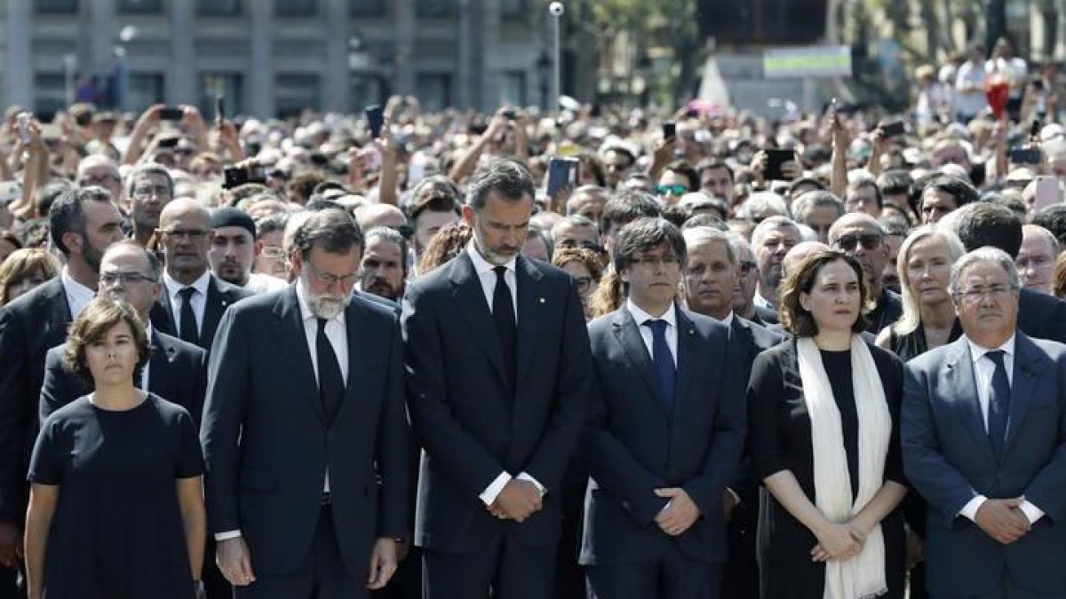 El rey Felipe VI, acompañado de Rajoy, Soraya Sáenz de Santamaría, Carles Puigdemont, Ada Colau y el ministro del Interior en el minuto de silencio en Barcelona.