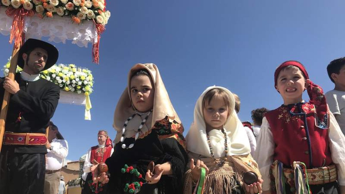 La fiesta de Val de San Lorenzo se asegura futuro con una cantera que abraza fuerte las tradiciones más arraigadas. A.V.