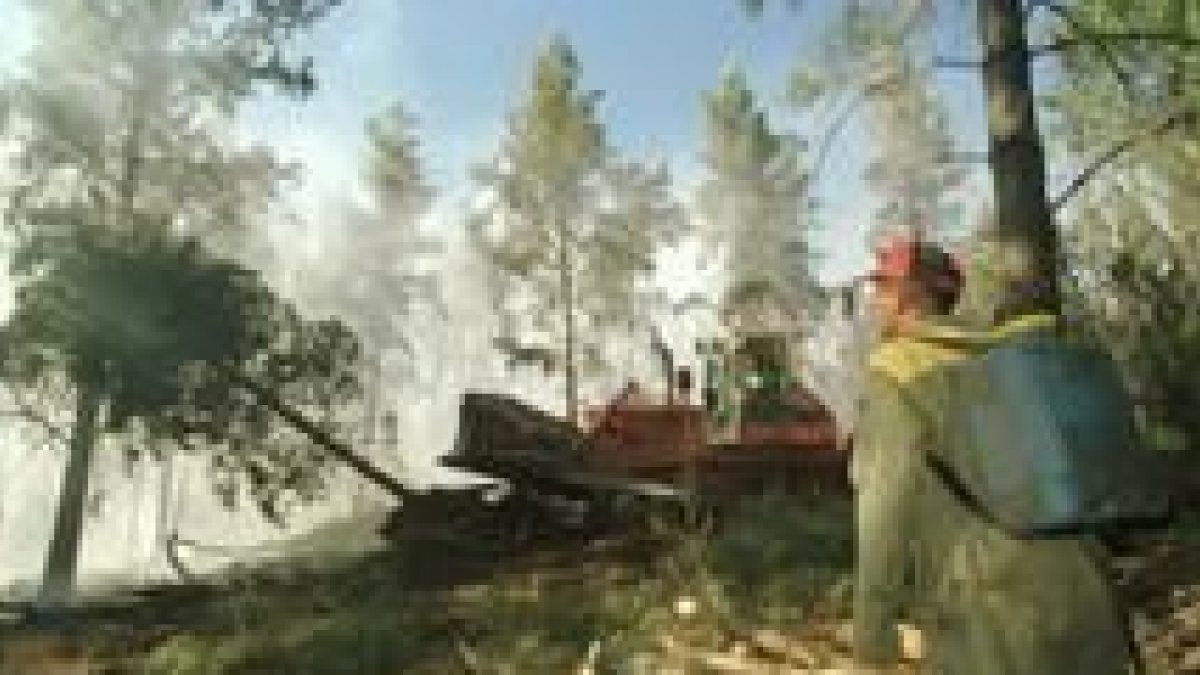 En la foto, una imagen de archivo de un operario apagando un incendio que tuvo lugar en El Rabizo