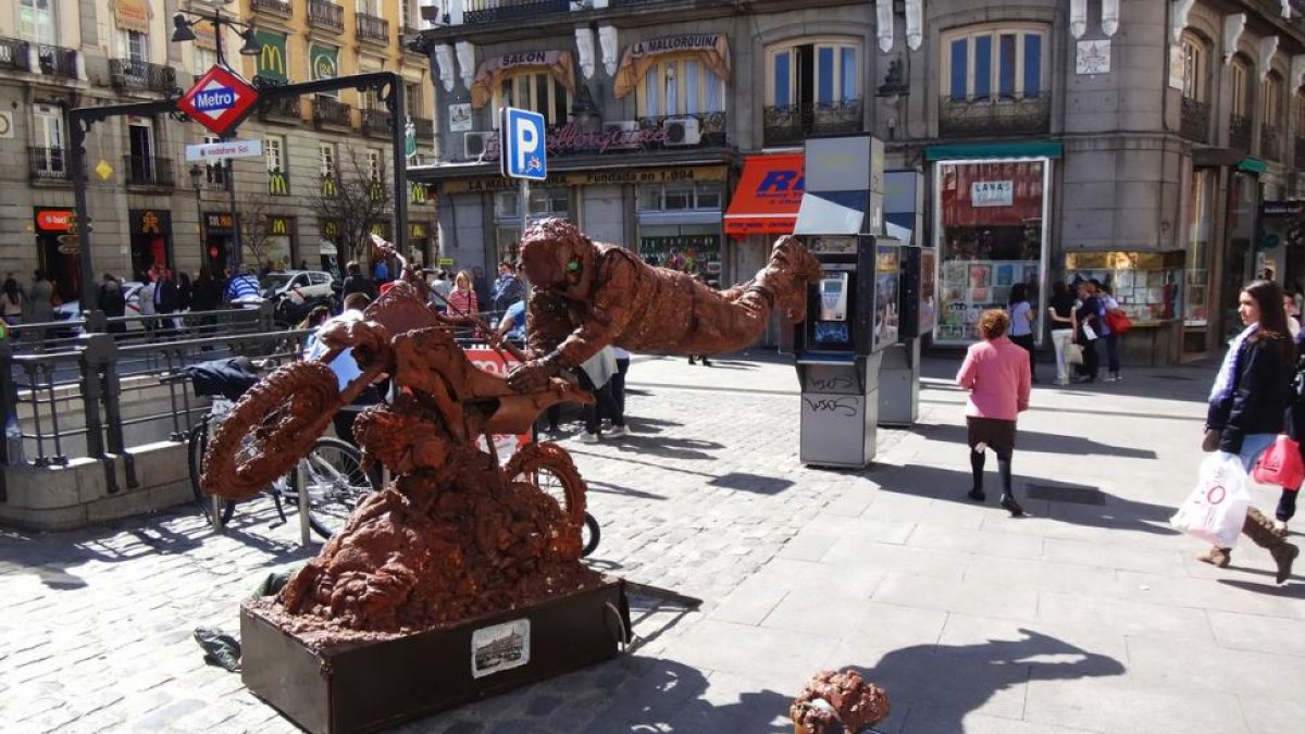 Estatua humana en la Puerta del Sol, en Madrid.
