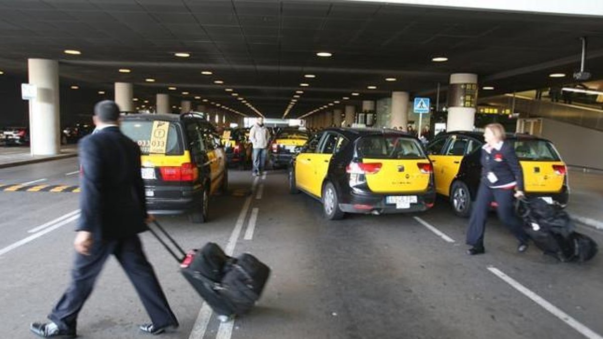Taxis en la parada de la T-1 de El Prat.