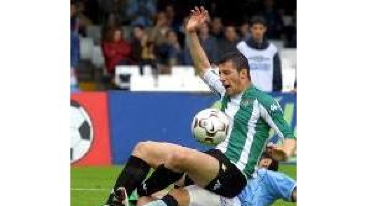 El céltico Edu lucha por el control de un balón con el bético Varela