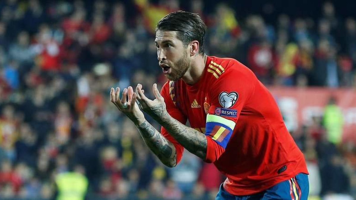 Sergio Ramos, que no estará ante Suecia, es el único internacional indiscutible para Robert Moreno. MIGUEL ÁNGEL POLO