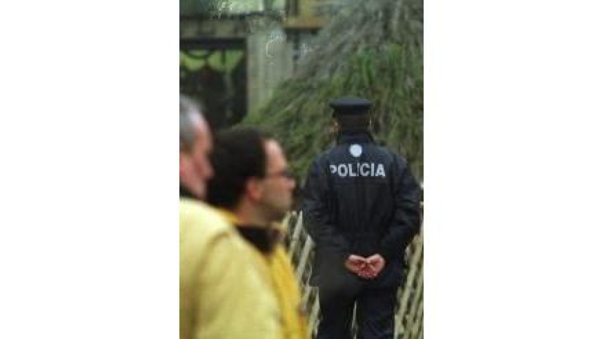 Un policía nacional realiza servicios de vigilancia en una calle leonesa