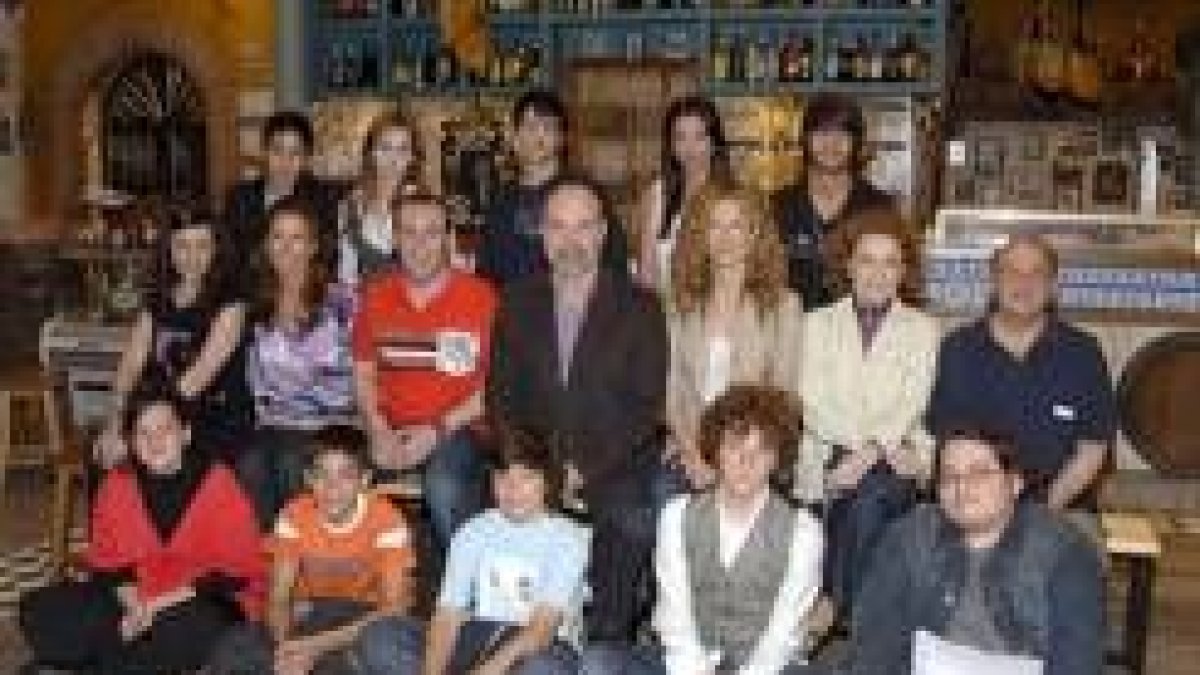 Imagen de todo el reparto de la serie, en la que aparecen nuevos personajes