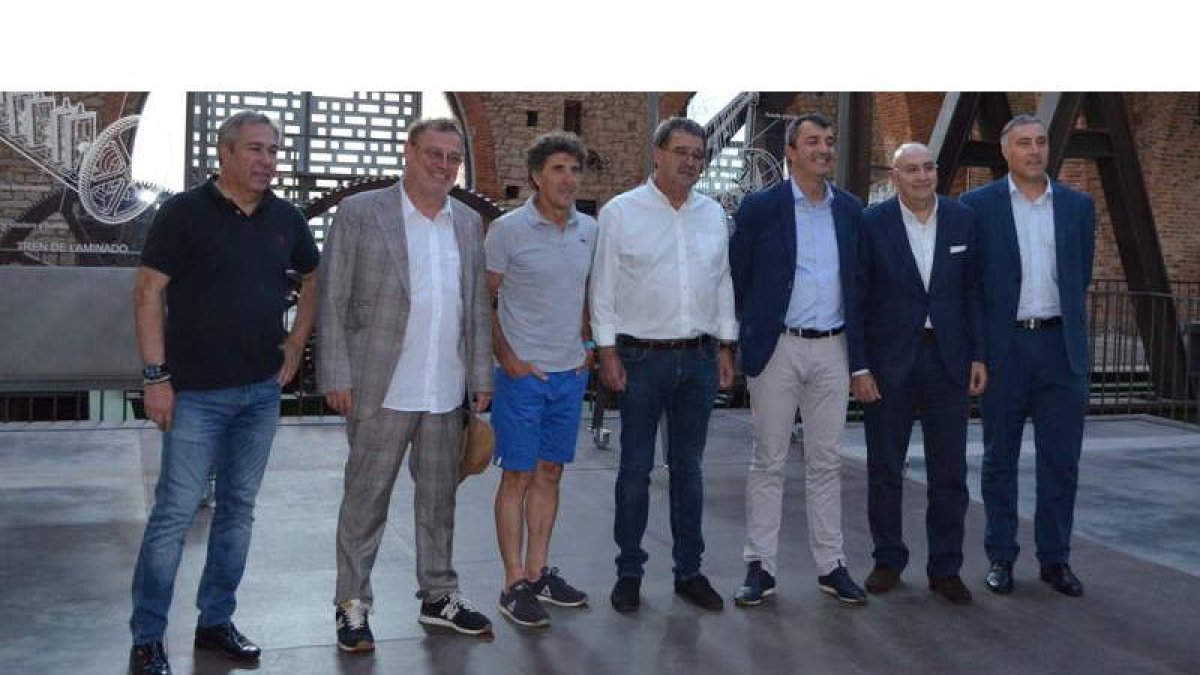 Joaquín S. Torné, Pablo Carbonell, Perico Delgado, Francisco García, Javier Guillén y Ángel Colín en la presentación de la etapa de La Camperona de la Vuelta. CASTRO