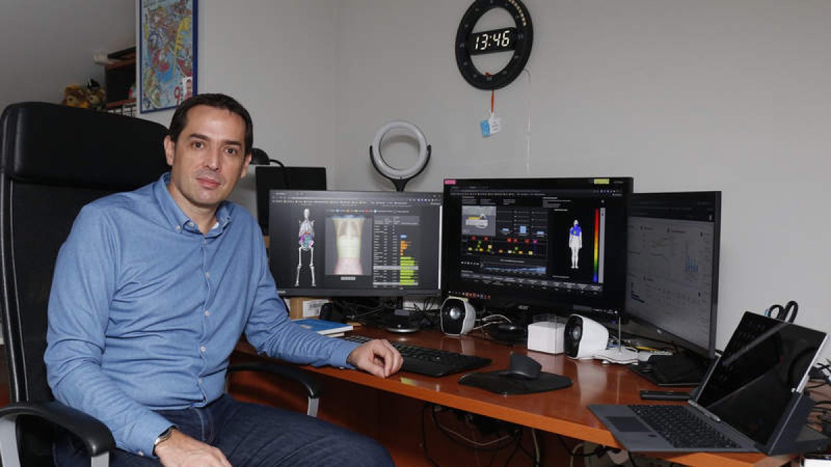 El ingeniero informático Sergio García, durante las pruebas que realiza en León para el desarrollo de la plataforma nacional. FERNANDO OTERO