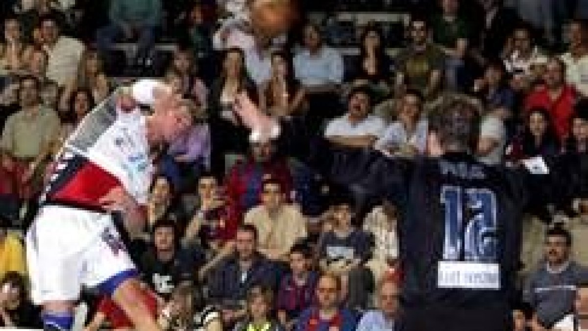 El jugador ademarista eslovaco Stranosky efectúa un lanzamiento sobre la portería adversaria