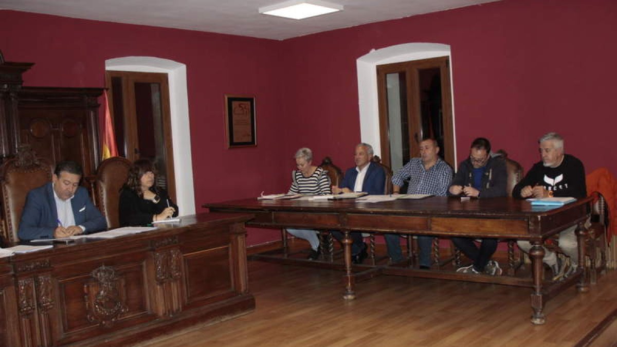 Momento del Pleno que aprobó la moción de apoyo al Proyecto Stellar. CAMPOS