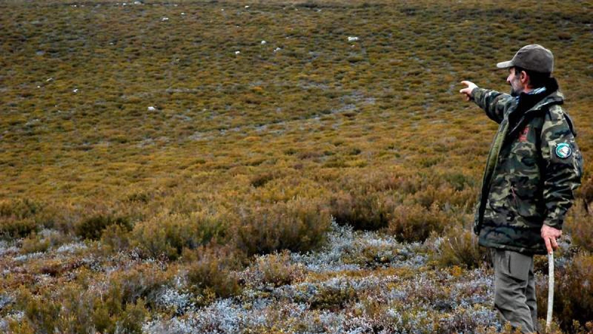 Un vecino señala en dirección al círculo, ubicado a 1.770 metros de altitud.