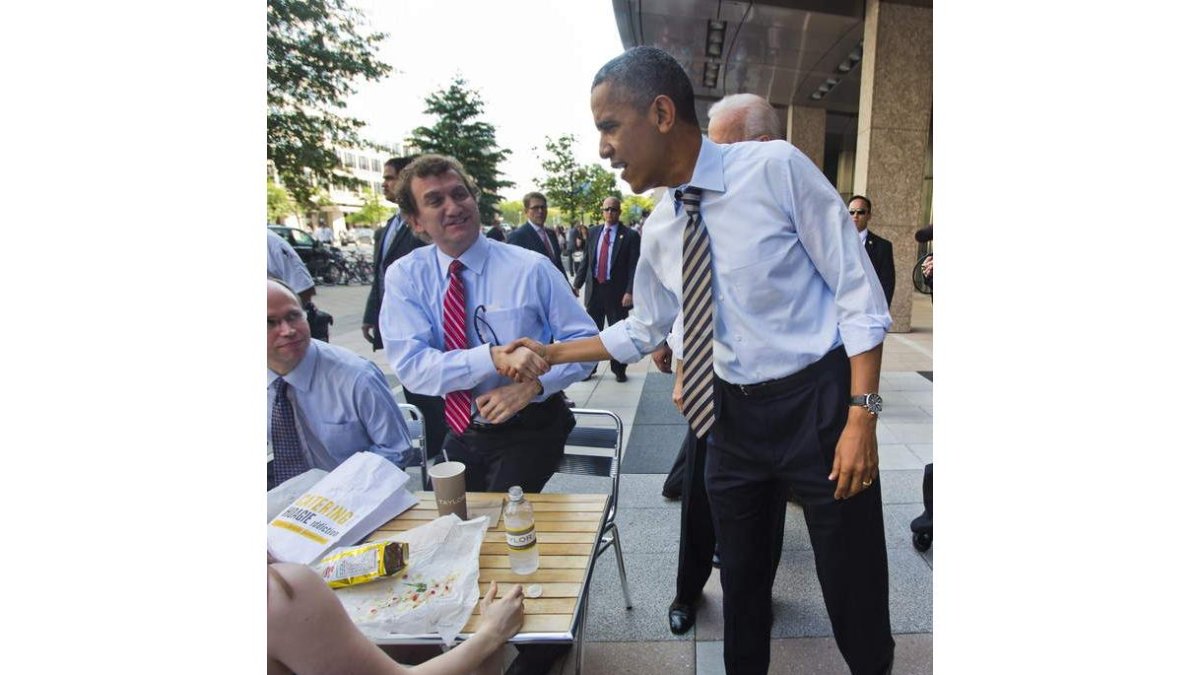 Obama, a la salida de un restaurante.