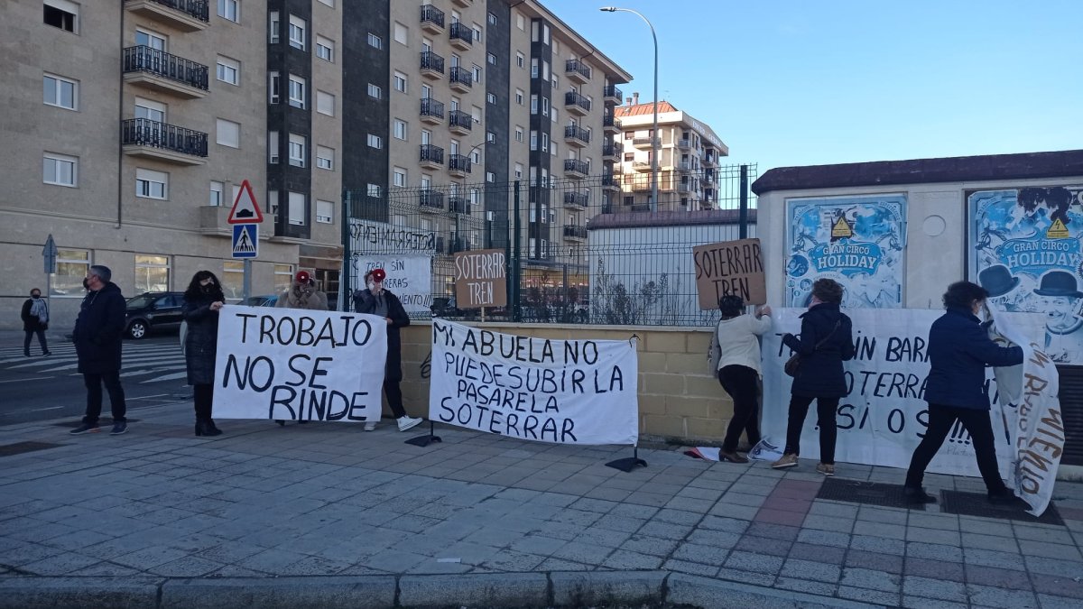 Personas con pancartas de protesta esperan al presidente Pedro Sánchez esta mañana. DL