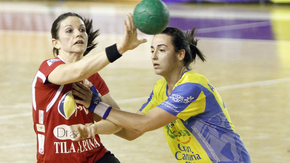 Sonia Rodríguez intenta un pase durante el Cleba-Rocasa.