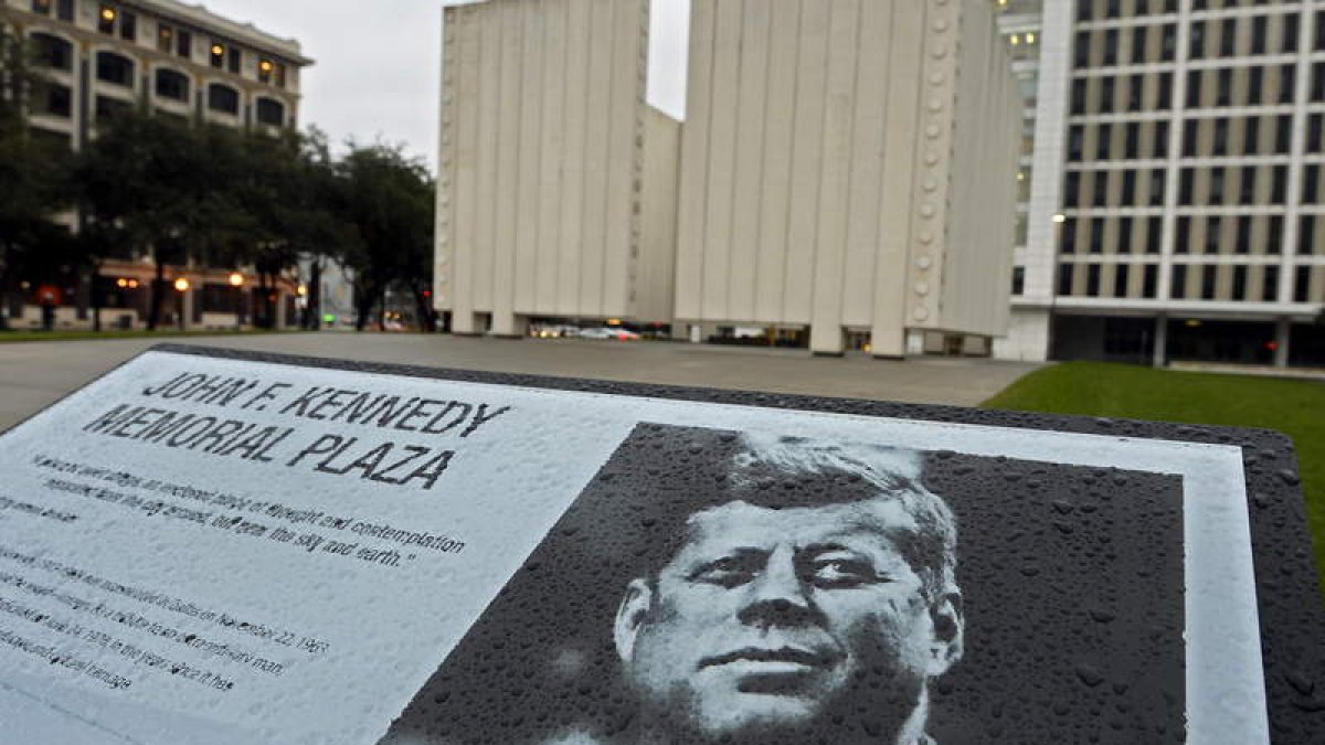 Imagen de un cartel explicativo frente al memorial del ex presidente.