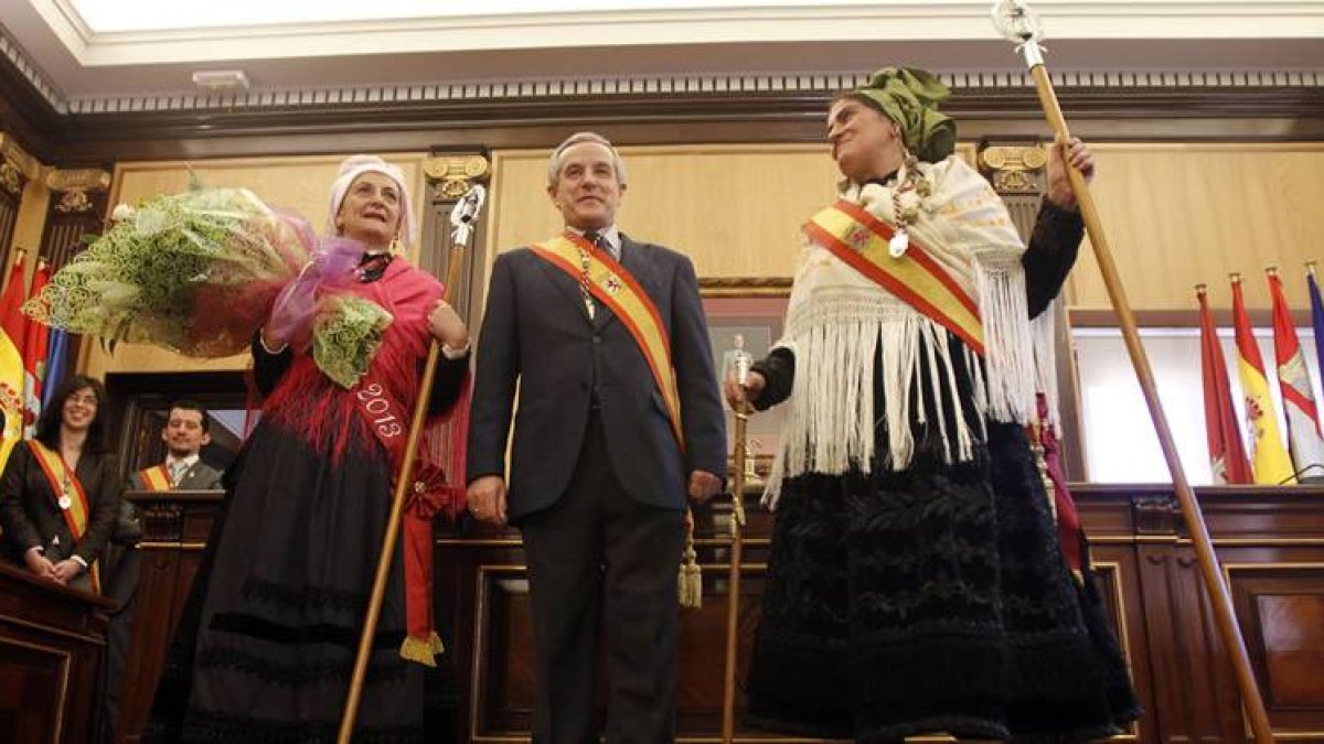 El alcalde, entre la Águeda 2012, Ana García Merayo, y la Águeda Mayor, Rosario Álvarez Otero.