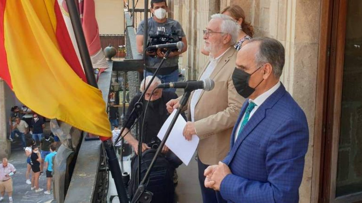 El periodista y escritor maragato, junto al alcalde, desde el balcón de Astorga. DL