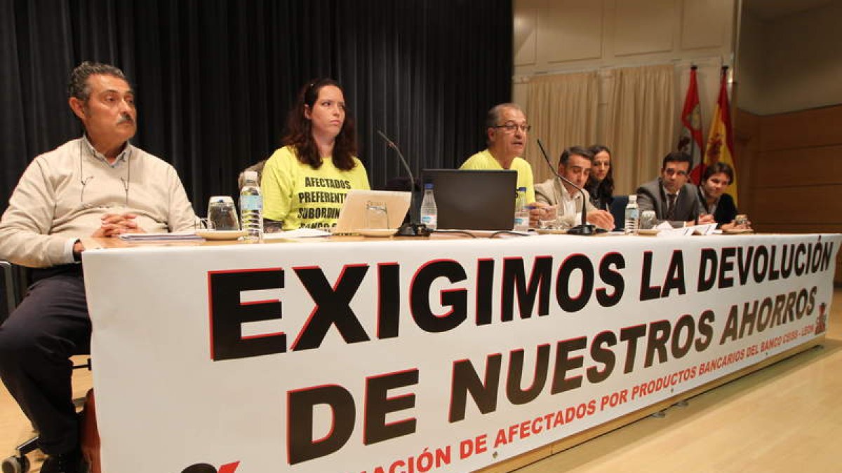Miembros de la asociación de preferentistas del Banco Ceiss y sus abogados, en Ponferrada.