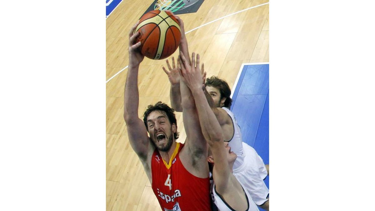 Pau Gasol lanza a canasta ante la defensa de Benzing y Herber.