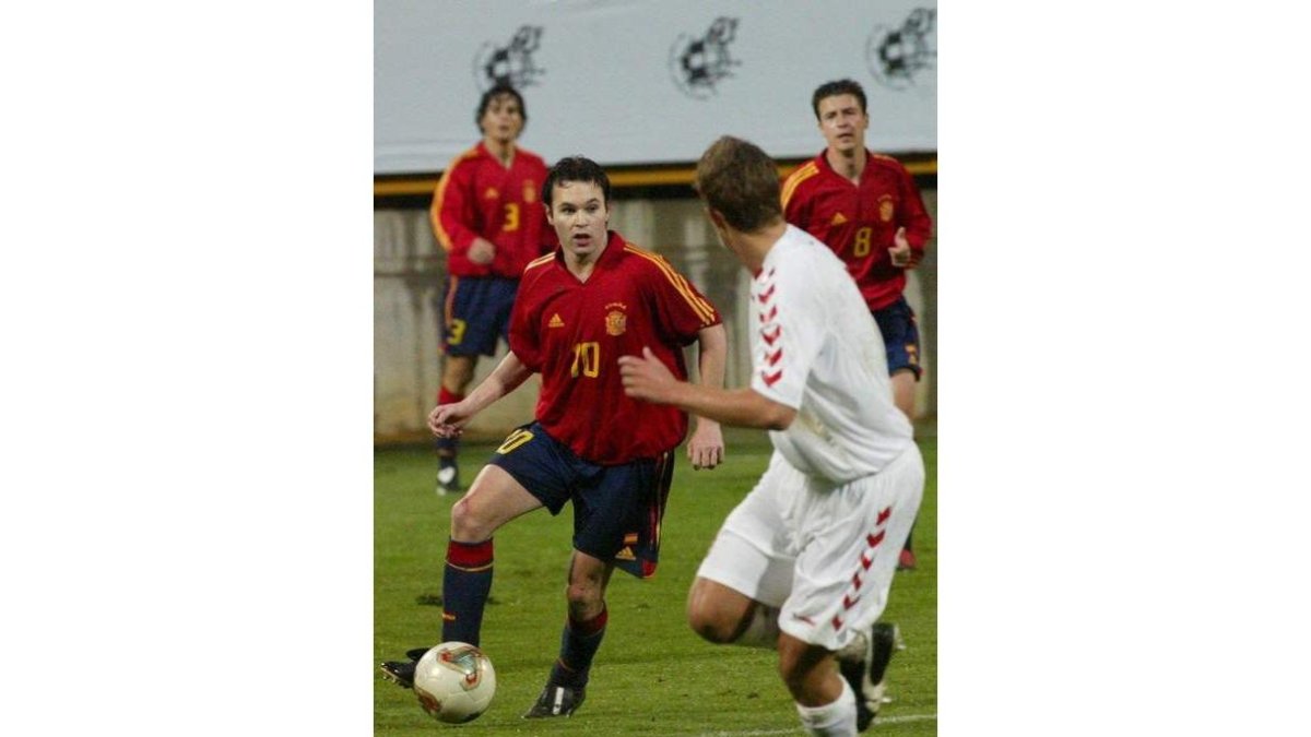 Iniesta con la selección sub-21 en León en 2004
