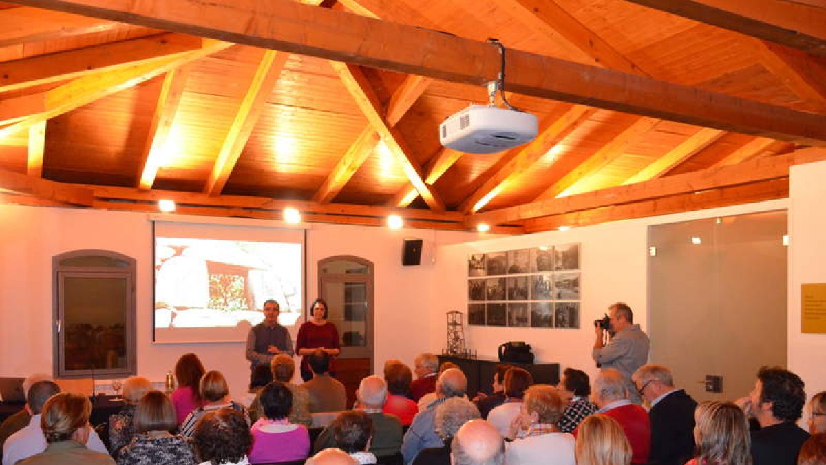 Un instante de la presentación de la obra. CASTRO