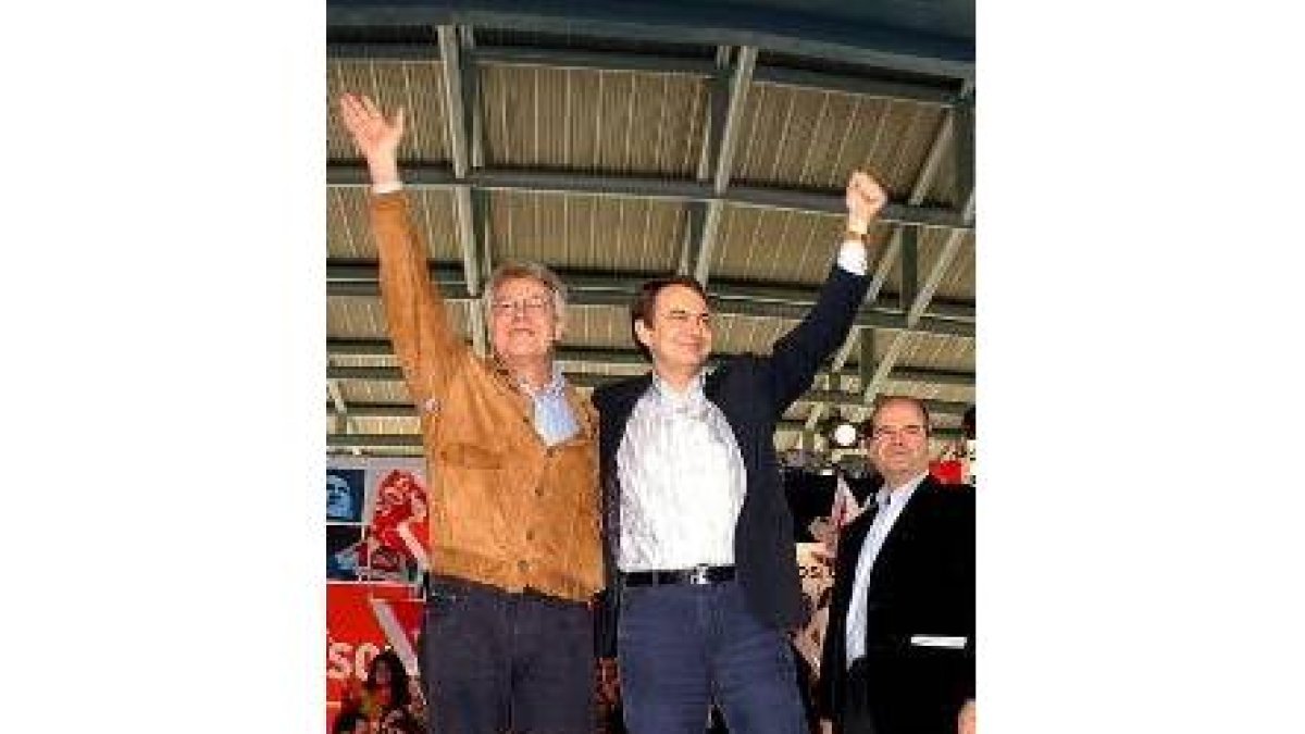 Felipe González y Zapatero saludan a sus simpatizantes en Sevilla